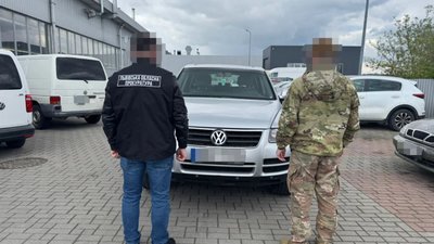 На Львівщині військовим передали 6 автівок, які прокурори вилучили під час слідства