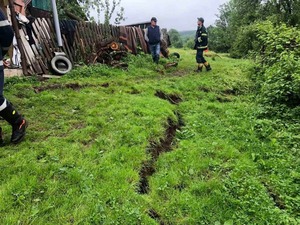 На Львівщині внаслідок сильних опадів є загроза зсуву ґрунту разом із житловим будинком (фото)