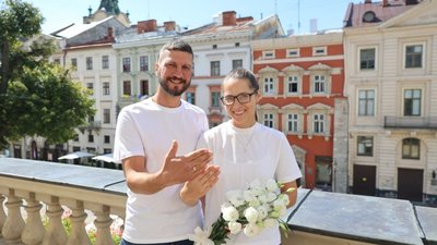 У Ратуші заручилася жінка, яка вижила під час обстрілу Львова