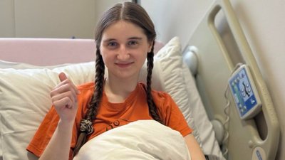 У Львові лікарі видалили 17-річній пацієнтці кісту яєчника розміром з трилітрову банку (ФОТО)