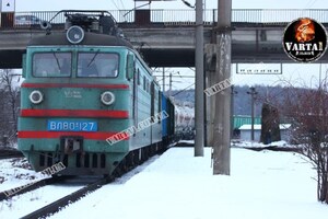 У Львові чоловік побіг через колію перед потягом і зазнав травм (фото, відео)