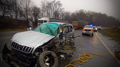 Поблизу Львова рятувальники вивільнили водійку з понівеченого авто (ФОТО)