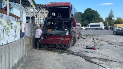 У Хмельницькій області злетів з дороги та в’їхав у будівлю туристичний автобус з дітьми (ФОТО, ВІДЕО)