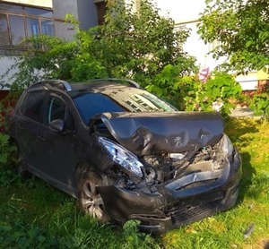 Помстився жінці: чоловік розтрощив автомобіль власної дружини (фото)