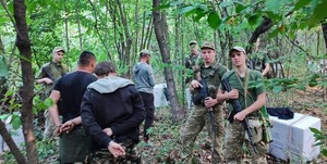 Цигаркові контрабандисти: на Закарпатті прикордонники затримали групу контрабандистів (фото, відео)