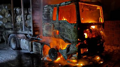На Львівщині загорівся автомобіль завантажений деревиною (ФОТО)