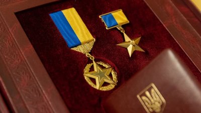 Зеленський позбавив воїна звання Героя України