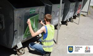 У Льовові сміттєві контейнери позначають наліпками для сортування відходів (фото)