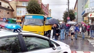 У Івано-Франківську постраждалі у ДТП вчинили "самосуд" над водієм автобуса (ВІДЕО)