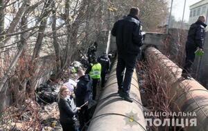 У Києві під час гри у футбол чоловіки біля стадіону знайшли труп (відео)