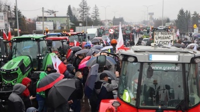 Польські фермери відновлюють блокування руху вантажівок у ПП «Рава-Руська»