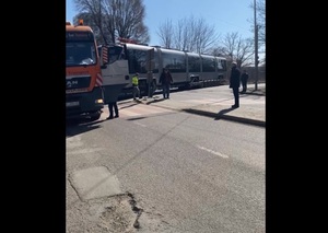 У Львові через острівець безпеки застрягла вантажівка (відео)