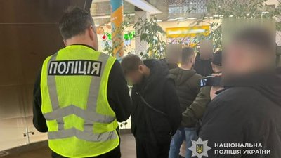 Шантаж на 120 тисяч доларів: двоє жителів Львівщини "вибивали" з чоловіка вигаданий борг