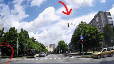 Втік від дідуся: у Львові малюк на самокаті раптово виїхав на дорогу (ВІДЕО)