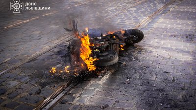 Вогнебоці у Львові погасили палаючий електроскутер (ФОТО)