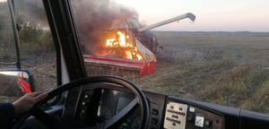 У полі під час збирання соняшника загорівся комбайн (ФОТО)