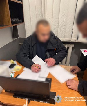 Фото: Поліція Тернопільської області. Підозрюваний під час оформлення документів.