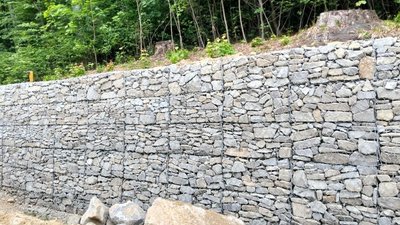 На вʼїзді до Львова підпірна стінка вже наполовину готова
