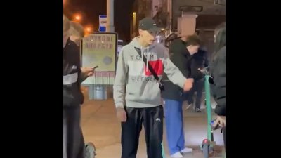 У Львові група молоді на самокатах б'є перехожих (ВІДЕО)