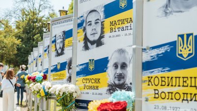 Чоловік попався на систематичних крадіжках квітів, які люди приносили на алею «Незламні» у центрі Тернополя  (ФОТО)