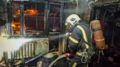 У Львові з палаючої квартири багатоповерхівки врятували жінку (ФОТО, ВІДЕО)