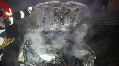 На приватній території у Львові горів "Renault Megane"