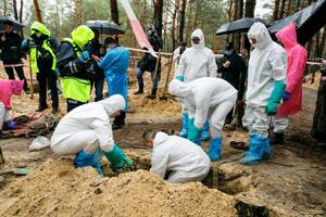 Завершено ексгумацію тіл на місці масового поховання в Ізюмі: подробиці