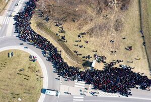 На кордоні з Польщею утворилися тисячні черги (фото, відео)