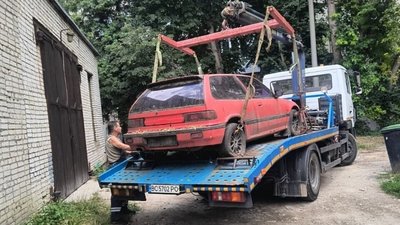 У Львові з вулиць забрали вже 119 занедбаних авто