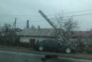 Біля Львова водій протаранив електроопору