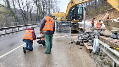 На в’їзді до Львова розпочали облаштовувати нову підпірну стінку