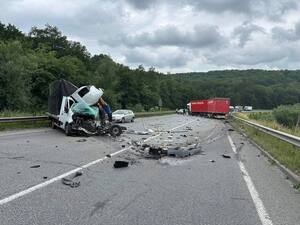 Увага! Через зіткнення вантажівок на околиці Львова ускладнений рух (ФОТО)