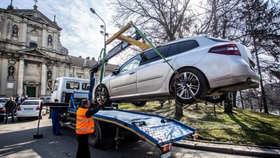 Створюють низку проблем: покинуті на вулицях Львова автомобілі хочуть забрати