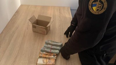 На Львівщині митники знайшли у рюкзаку водія Lexus понад 1,8 мільйона гривень готівкою