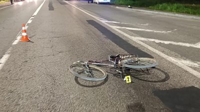 На Львівщині відбулося зіткнення вантажівки DAF та велосипеда (ФОТО)