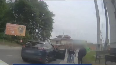 Львівські патрульні допомогли травмованій жінці біля дороги (ВІДЕО)