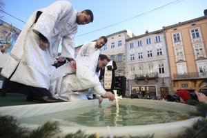 У Львові скасували традиційне загальноміське освячення води на площі Ринок (відео)