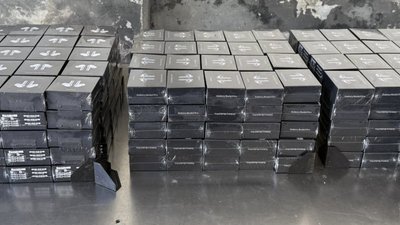 Пенсіонер з Львівщини намагався незаконно ввезти з Польщі навушники на 3 мільйони гривень (ФОТО)