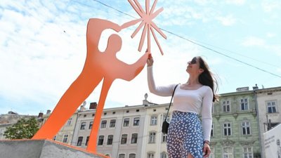 У центрі Львова встановили скульптуру, присвячену українській молоді
