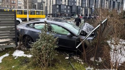 У Львові зіткнулися Tesla та Toyota: троє людей потрапили до лікарні (ФОТО)