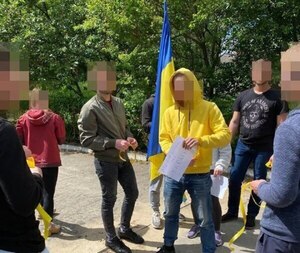 В окупованому Мелітополі сотні людей співають гімн України: мешканці вийшли на проукраїнський мітинг