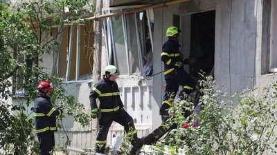 Дівчата потрапили під атаку по Луцьку і дивом залишилися живі: момент удару (ВІДЕО)