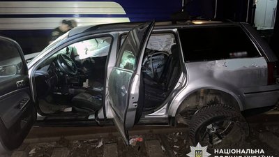 У Хмельницькому у ДТП за участі потяга та авто загинули двоє людей
