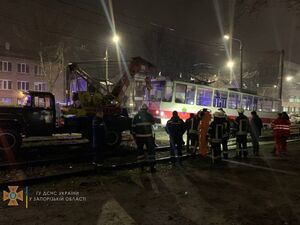 У Запоріжжі рятувальники деблокували з-під трамваю тіло чоловіка