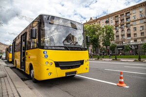 Мер пояснив, чому необхідно виходити з громадського транспорту під час тривоги