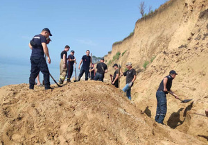 На Одещині на березі стався зсув ґрунту, рятувальники шукають людину