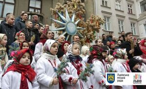 Сьогодні у Львові встановили Різдвяного Дідуха (фото, відео)