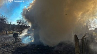 У Львівській області пожежа сухостою знищила дерев’яну будівлю
