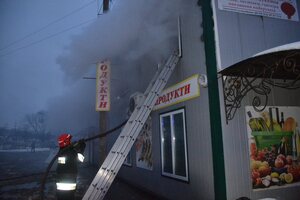 Рятувальники ліквідували пожежу в двоповерховому торгівельному павільйоні (ФОТО)