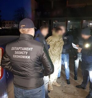 "Гаряче" затримання: під час одержання 1300 доларів хабара на Закарпатті затримали прикордонника (фото)